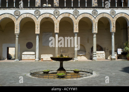 Salerne, Campanie, Italie. Cathédrale de San Matteo. Fondé 845, reconstruite en 1076-85. A l'atrium avec des colonnes de Paestum Banque D'Images