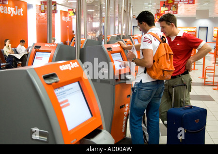 Les voyageurs qui utilisent "l'une des bornes d'enregistrement' dans les distributeurs de billets de l'aéroport Schönefeld de Berlin Berlin Allemagne Banque D'Images