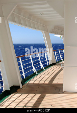 P&O Arcadia cruise ship en mer du pont-promenade Banque D'Images