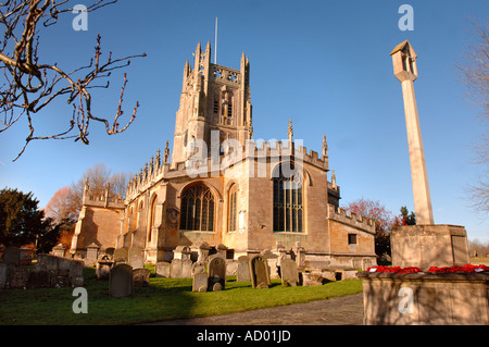 L'église paroissiale de ST MARYS DANS LA VILLE DE MARCHÉ DE FAIRFORD GLOUCESTERSHIRE UK Banque D'Images