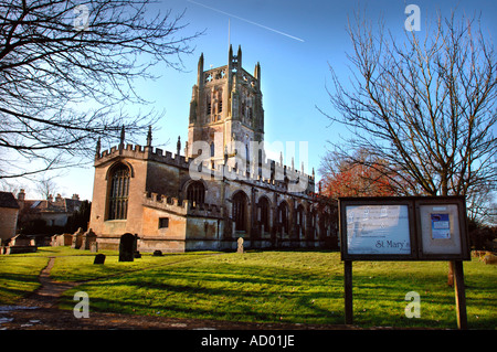 L'église paroissiale de ST MARYS DANS LA VILLE DE MARCHÉ DE FAIRFORD GLOUCESTERSHIRE UK Banque D'Images