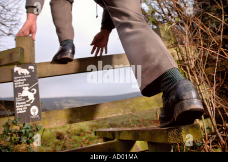 Un montant EN BOIS AVEC UNE PRIÈRE DE GARDER VOTRE CHIEN EN LAISSE PRÈS DE ABERGAVENNY WALES UK Banque D'Images