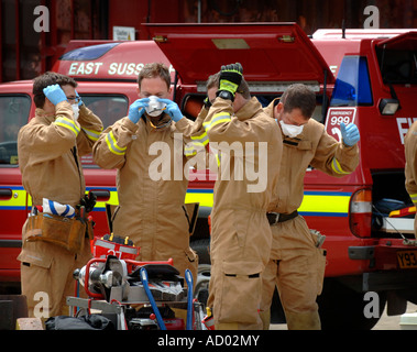 East Sussex fire and rescue team sur l'exercice avec l'incendie de voiture. Photo par Jim Holden. Banque D'Images