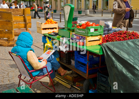 Stalll la vente de produits frais à l'angle de Nowy Swiat et Chmielna dans le centre de Varsovie Pologne EU Banque D'Images