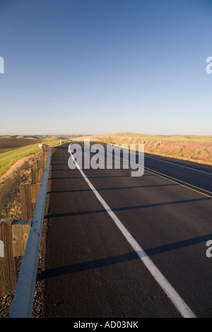 Une autoroute dans l'Est du Washington State pays du blé Banque D'Images