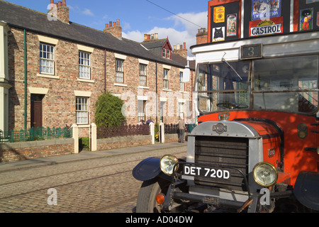 Tram et cottages en terrasses Beamish Museum County Durham Angleterre Banque D'Images