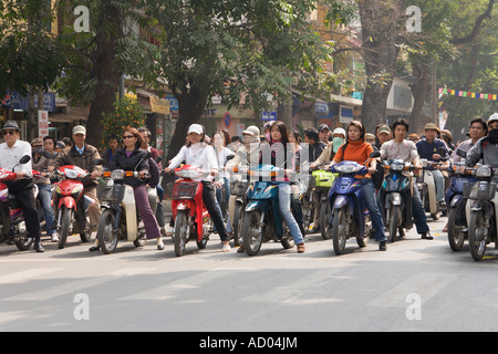 Les gens en moto au passage pour piétons, Hanoi Vietnam Banque D'Images