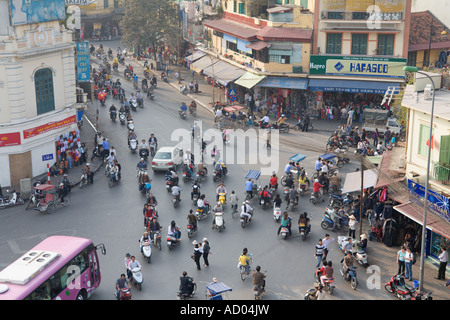 Regardant vers le bas sur le trafic important junction Hanoi Vietnam Banque D'Images