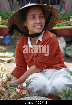 Femme portant chapeau conique vente de fruits 'Hoi An marché Vietnam' Banque D'Images