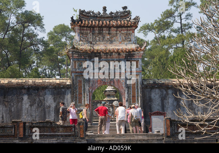 Les touristes à [l'Empereur Tu Duc Hue Tombeau] province de Thua Thien 'Vietnam' Banque D'Images