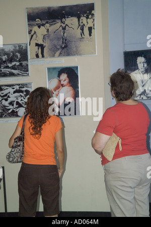 Les personnes à la recherche de photos d'atrocités à l'intérieur du Musée des débris de guerre 'Ho Chi Minh City Vietnam' Banque D'Images