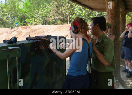 Femme étant donné l'instruction sur le tir des munitions de fusil d'un 'Cu Chi' 'La province de Tay Ninh, Vietnam Banque D'Images