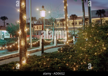 Arbres et bâtiments décorés pour la Nuits des lumières annuel célébré chaque saison de Noël à St Augustine en Floride USA Banque D'Images