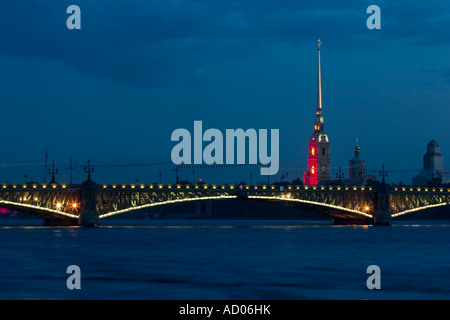 La Russie . St . Petersburg . La forteresse de St . Pierre et Paul à la nuit . Maison de vacances des écoles de voiles écarlates ' ' Banque D'Images