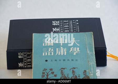 Bible et livre de Confucius Banque D'Images