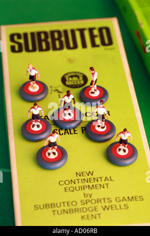 Les joueurs de l'équipe anglaise de football Subbuteo Banque D'Images