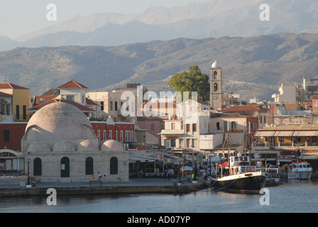 La Crète Vue d'Hania du phare vénitien avec la Mosquée des janissaires sur la gauche et derrière les montagnes Blanches. Banque D'Images