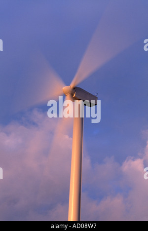 Turbines d'énergie éolienne tourner contre le ciel bleu Banque D'Images