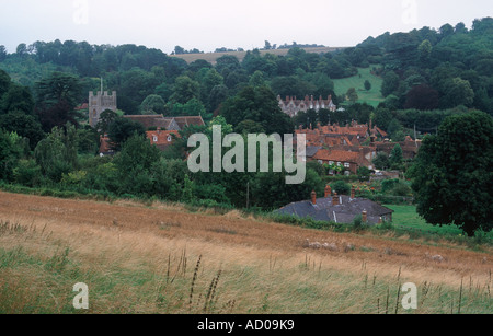 Joli village de Hambleden, près de Henley, avec tour de l'église St Mary vierge, les toits rouges et de silex cottages, Buckinghamshire Banque D'Images