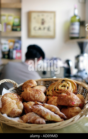 Un panier de croissants et de pâtisseries danoises sur le comptoir à un bistrot de style français à Birmingham UK Banque D'Images