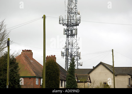 Un mât de téléphonie mobile à côté de maisons à Romsley UK Worcestershire Banque D'Images