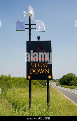 Un signe d'avertissement solaire dire aux automobilistes de ralentir sur l'A43 près de Stamford Lincolnshire UK Banque D'Images