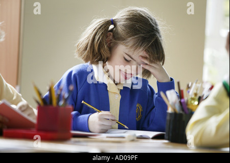 Un élève de l'école junior dans une leçon à Birmingham West Midlands UK Banque D'Images