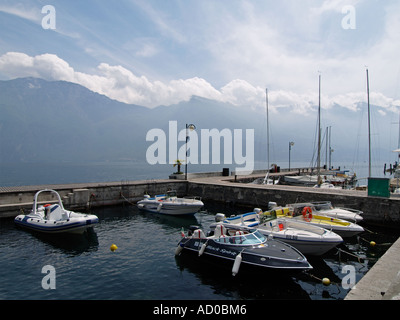 La partie nord du lac de Garde est entouré de montagnes abruptes, c'est la ville de Limone Italie Banque D'Images