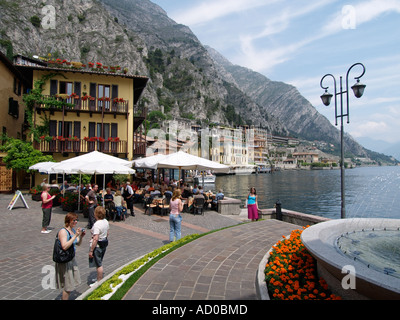 La partie nord du lac de Garde est entouré de montagnes abruptes, c'est la ville de Limone Italie Banque D'Images