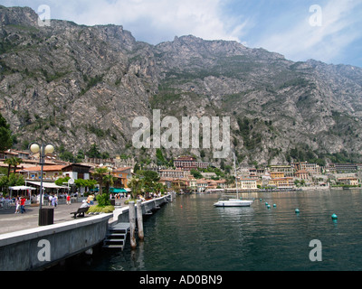 La partie nord du lac de Garde est entouré de montagnes abruptes, c'est la ville de Limone Italie Banque D'Images