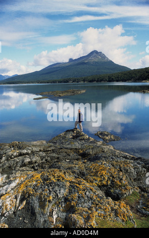 Trekking sur la rive de Beagle Chanel dans le parc national de Tierra del Fuego, en Argentine Banque D'Images
