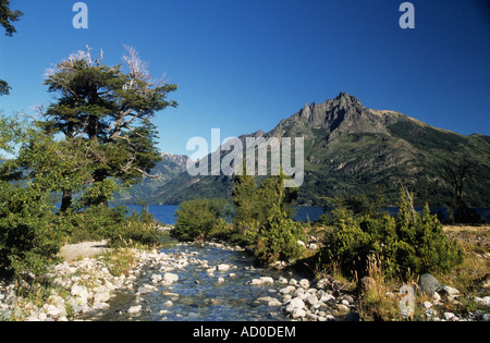 Stream qui coule dans le lac Huechulafquen et Cerro de los Angeles, Parc National Lanin, province de Neuquen, Argentine Banque D'Images