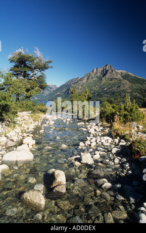 Stream qui coule dans le lac Huechulafquen et Cerro de los Angeles, Parc National Lanin, province de Neuquen, Argentine Banque D'Images