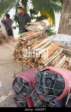 Vente de charbon de bois et l'homme Banque D'Images