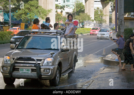 Jeter l'eau de Songkran festival Bangkok Thaïlande Banque D'Images