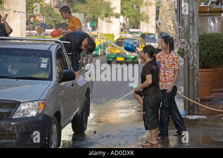 Jeter l'eau de Songkran festival Bangkok Thaïlande Banque D'Images