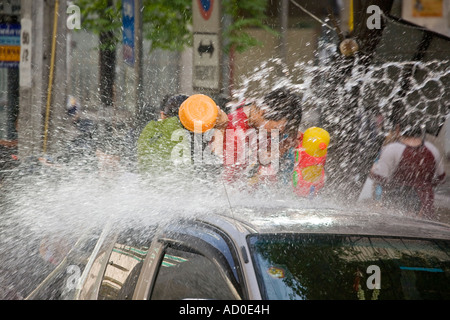 Jeter l'eau de Songkran festival Bangkok Thaïlande Banque D'Images