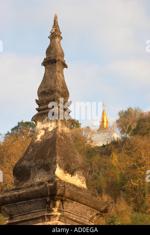 Avis de Wat Mai Suwannaphumaham Stupa avec Wat Phu Si en arrière-plan Banque D'Images