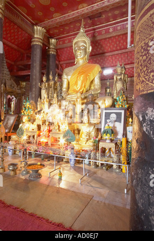 Intérieur de Wat Mai Suwannaphumaham Banque D'Images