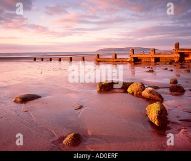 Lumière du soir sur Penmeanmawr beach. Le Nord du Pays de Galles Banque D'Images