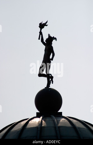 Statue de mercure sur le dôme de Lyceum Theatre Sheffield Banque D'Images