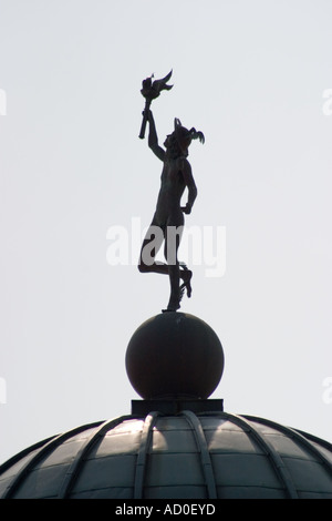 Statue de mercure sur le dôme de Lyceum Theatre Sheffield Banque D'Images