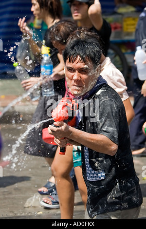 Jeter l'eau de Songkran festival Bangkok Thaïlande Banque D'Images