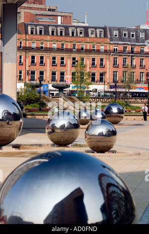 Vue de l'entrée de Sheffield Winter Gardens Retour vers la paix des jardins avec des sphères en acier poli géant Banque D'Images