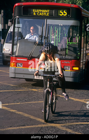 Cycliste bus London England UK Banque D'Images