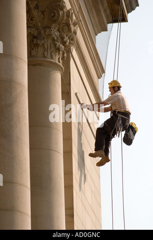 Descente en rappel du travailleur sur le devant de l'Hôtel de ville de Sheffield pour fixer à façade bannière Banque D'Images