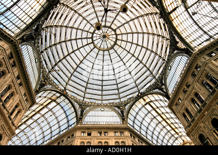 Acier nervuré-et-toit en verre de la Galleria Umberto I, la Via Toledo/Via Roma, Naples, Italie. Banque D'Images