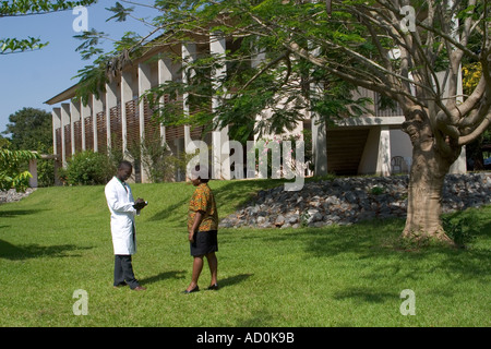 Membre du personnel et de la recherche à l'Institut de recherche médecin Noguchi Université du Ghana en Afrique de l'Ouest Banque D'Images