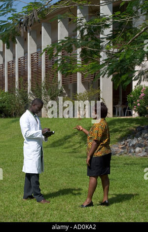 Membre du personnel et de la recherche à l'Institut de recherche médecin Noguchi Université du Ghana en Afrique de l'Ouest Banque D'Images