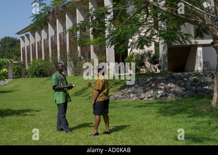 Membre du personnel et chercheur à l'extérieur de l'Institut de recherche de Noguchi Université du Ghana Accra Afrique de l'Ouest Banque D'Images